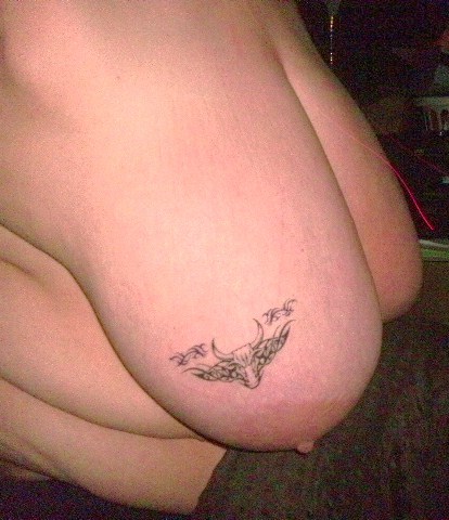 mylonelybreasts:  gggman69:  mylonelybreasts:  new tat  can envy  ~YEAH, I LIKE REDD’S APPLE ALE~ —mlb