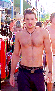 forchrisevans:  chris evans + shirtless😏