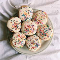 intertwining:  Vegan funfetti cupcakes 🤗💕  IG: @thelittleflowerpetal