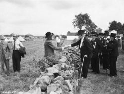 historicaltimes: Veterans of the Union and the Confederacy pause and reach accross the wall to shake hands at the the 75th anniversary reunion in Gettysburg, PA. -1938 via reddit 