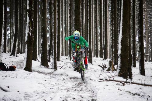 bikes-bridges-beer: First snowride in 2K16 by @julian.msr #Downhill #Freeride #snow #bike #yt #ytt