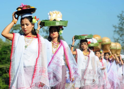 arjuna-vallabha:Vaishnavite womem with offerings, Manipur, India