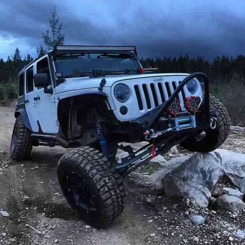 @demal417 ______________________________________ #JKU #Jeep #Wrangler #flexing #KingSuspension #coil