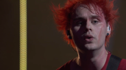 derpingcalum:  5sosorry:  is that his hair