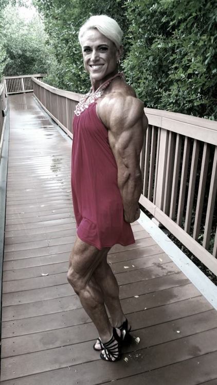 brotherray: sexyfemalemusclefan:  Kahla Bullemor  Gorgeous amazon!