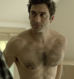 hotashellcelebmen:  More here :https://auscaps.me/2017/07/30/morgan-spector-shirtless-in-the-mist-1-05-the-waiting-room/