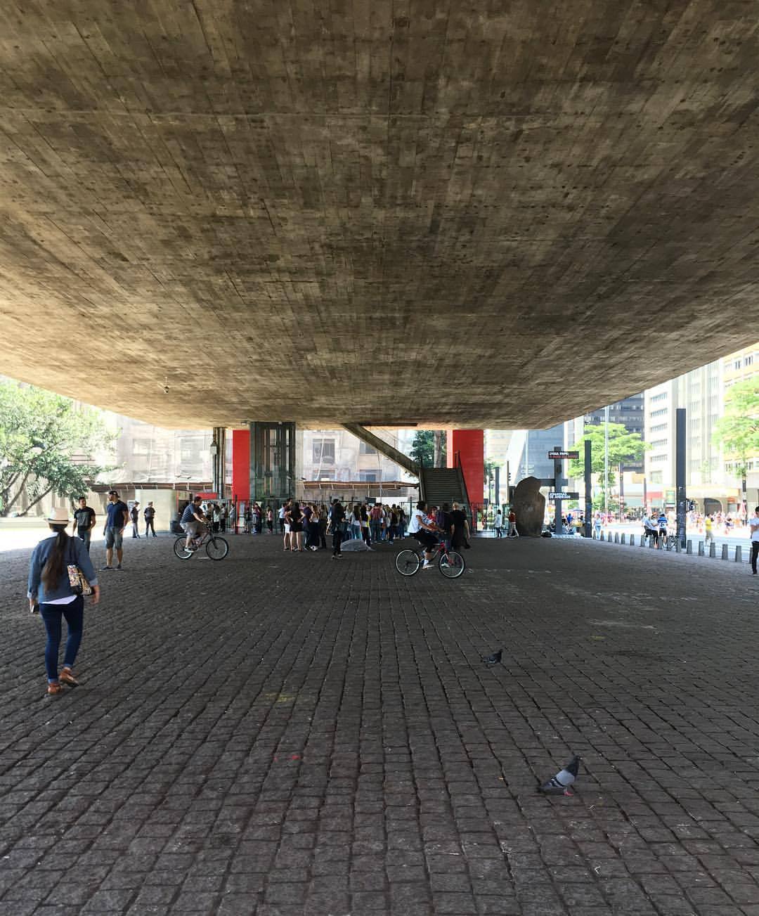 Under the São Paulo Art Museum (#MASP) by #LinaBoBardi, a masterpiece of modern Brazilian #architecture 👏🏻👏🏻👏🏻🙌🏻🇧🇷 #ArchDaily #instagood #iphonesia #saopaulo #brazil (at MASP - Museu de Arte de São Paulo Assis Chateaubriand)