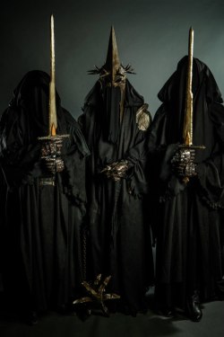 hotcosplayguys:  Nazgul cosplay by teta-zlo.  Found here: http://teta-zlo.deviantart.com/art/Cosplay-Nazgul-370378955