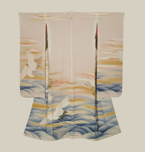 A kinsha silk inner furisode of a 3-piece set. Yuzen-dyed cranes with plain embroidery and sagara hi