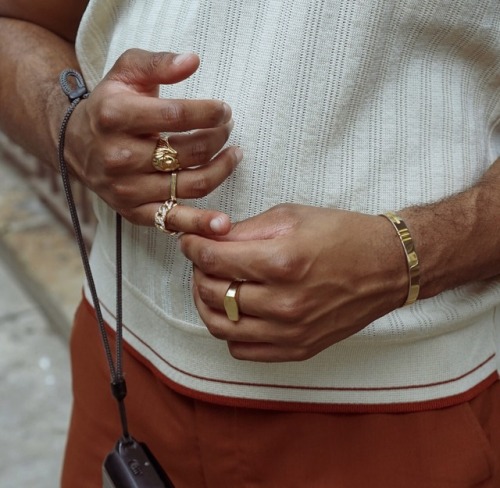 moderndaybrando:Diggy Simmons’ hands