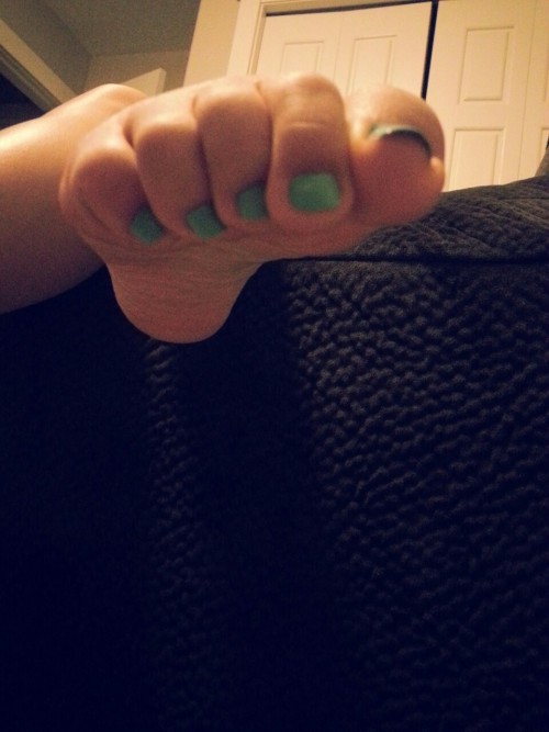 barefootwomen101: wvfootfetish: buntoes: would you suck on these pretty toes?…ok ok i promise, no mo