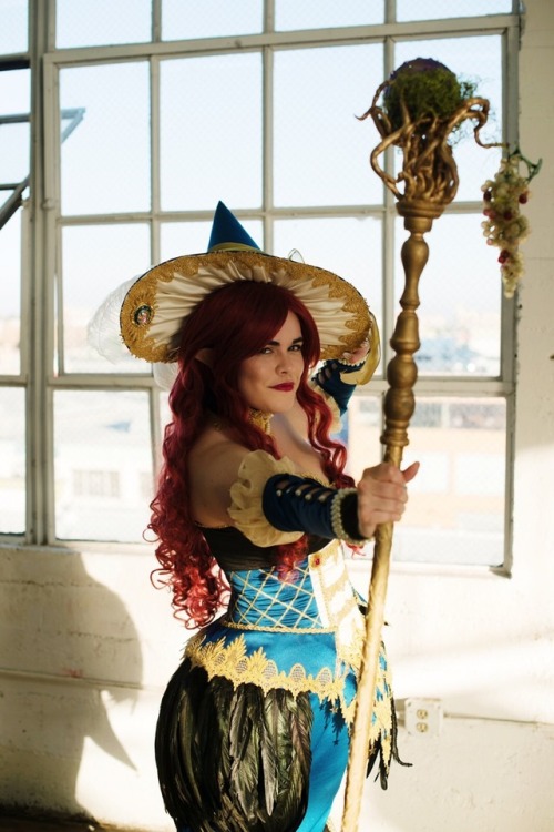 commandercait:Diadeverde87 took an amazing serious photo of me actually SMILING in cosplay???? This 