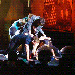 craicthatniall:  niall dragging louis down with him [5-10] 
