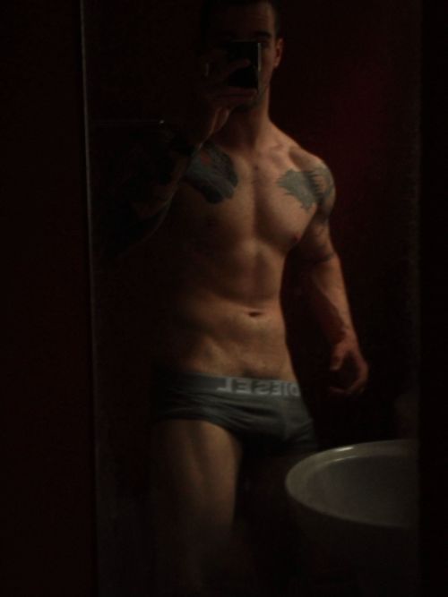 2sthboiz:  WOOF…… HOT STUD