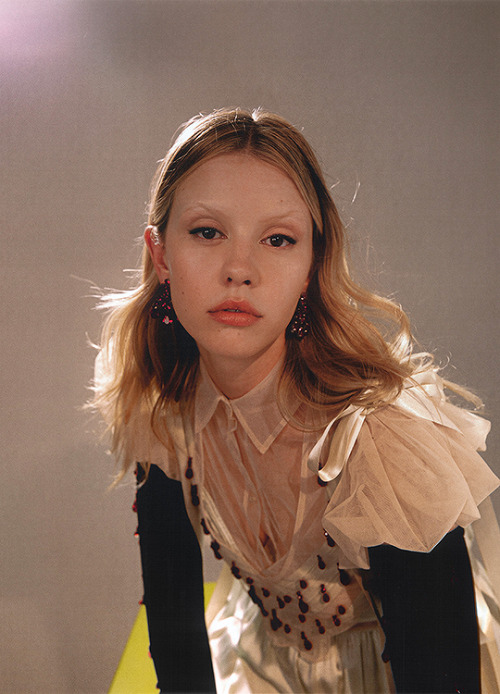 mia-goths:MIA GOTH  © Julian Buchan // Wonderland (2022)