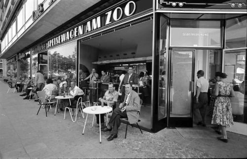 Fascinating vintage photographs of Berlin in the summer of 1957.