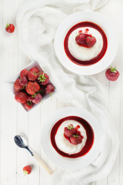 fullcravings:  Panna Cotta with Strawberry