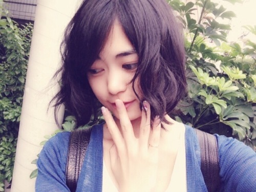 acehikari4:  xxxakaskorpion:  Maeda Ami G+ 2014/08/13  今日髪切りました♡10年ぶりのボブヘアー♡Today I cut my hair ♡Bob hair after 10 years ♡どーですか？？How is it??  Comments:  Maeda Ami本当に切ったよ！！ウィッグとかじゃなくてヾ(●’`●)ﾉI