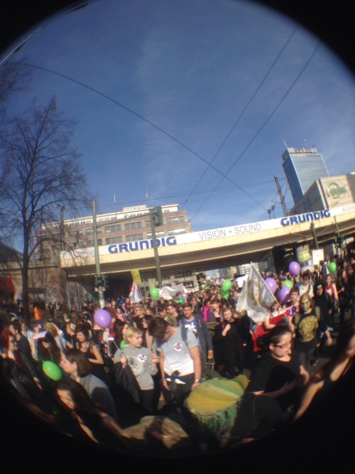 wellegegenvaterstaat:rangelei:  Frauenkampftag, 08.03.15, in Berlin.  Kurze Röcke, fette Bässe - Macker kriegen auf die Fresse!  war so jut!