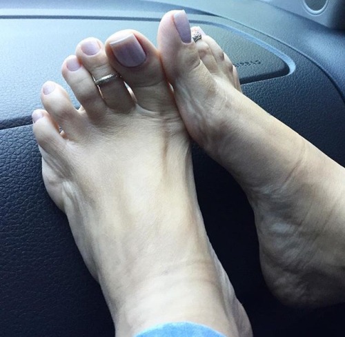 lovestoesandsoles:  Dashboard feet!