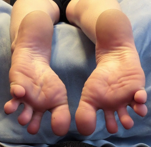 droptomykneesforyou:  Lick & suck & mmmmmmm