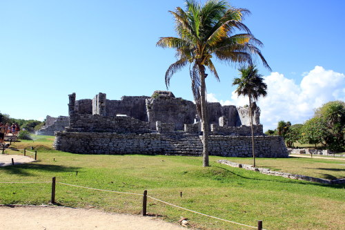 Eingebettet zwischen Dschungel und Karibikstrand bietet die Mayastätte in Tulum eine einmalige 