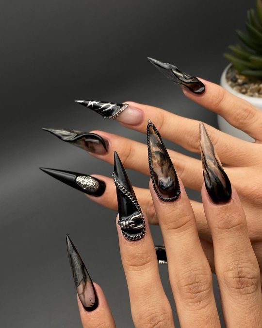 black and gold stiletto nails tumblr