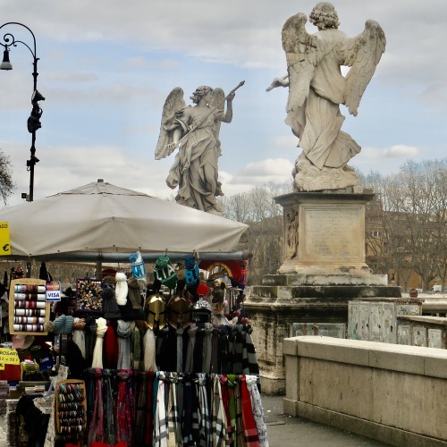 Angeli a guardia del commercio, Ponte Sant'Angelo, Roma, inverno 2019