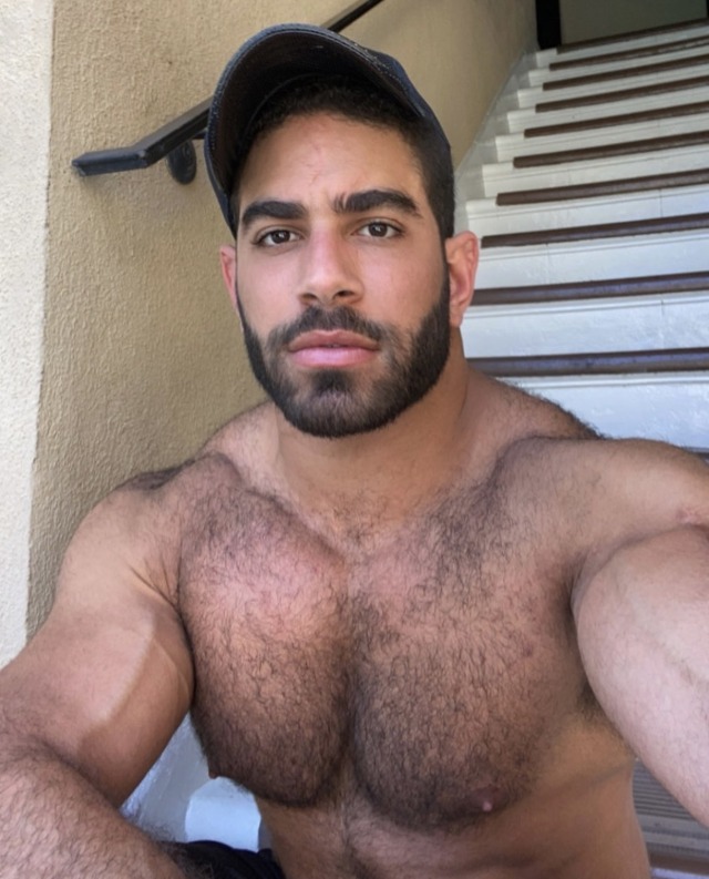 hairyarablover:Come up to my bedroom and I’ll let you worship my muscles 