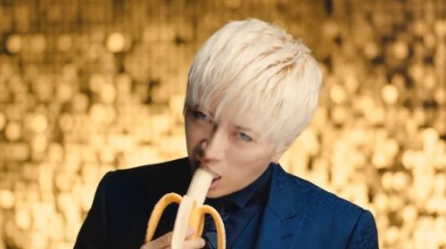 1. GACKT makes eye contact.2. “DELICIOUS!”