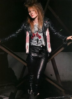 bestlonghairrocksexyguys:  AXL Rose