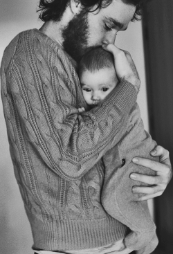 big-ci-ty-dreams:  pacmale:  This is the most precious photo set I’ve ever seen  El primero hombre para una chica es su padre. 