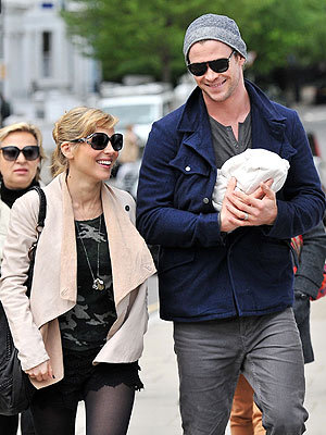 blackknightgargie:Adorable Chris Hemsworth carrying his little princess~ <3  kickstartthefight with-a-box-of-scraps