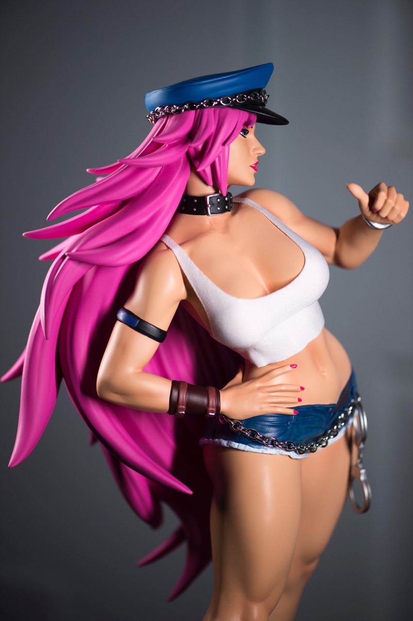 edwinhuang: Here is Pop Culture Shock Collectibles’ 1:4 scale Poison statue. Photos