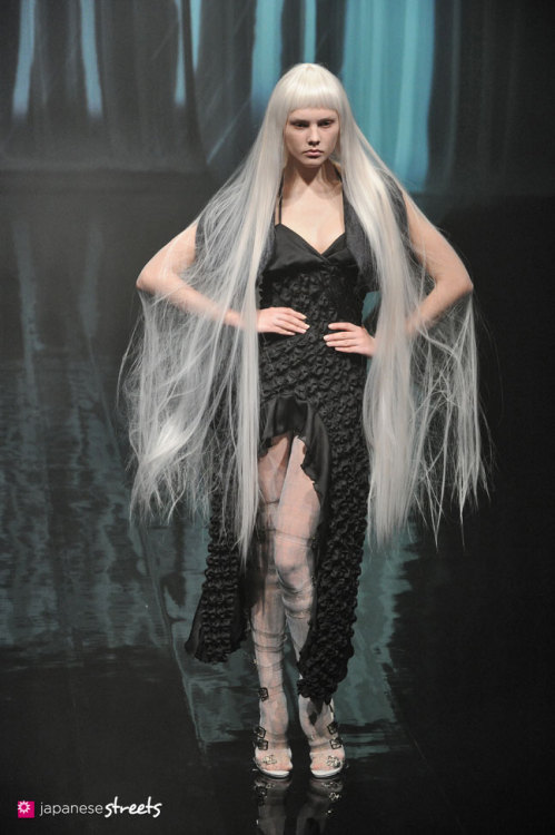 veiledvisage:  asylum-art:   Tokyo Fashion Week Spring 2014 Collections of Japanese     alice Auaa, design, yasutaka funakoshi alice auaa designs do not merely categorize duality, such as beauty and ugliness, and light and shadow, through a decadent