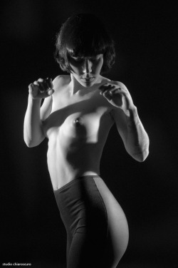 thedeepsharks:  posing for studio chiaroscuro… one of many to come http://studio-chiaroscuro.tumblr.com/ 