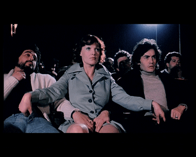 screwthefigleaf:  desircandauliste75:Discrètement au cinéma jouer à trois  Double