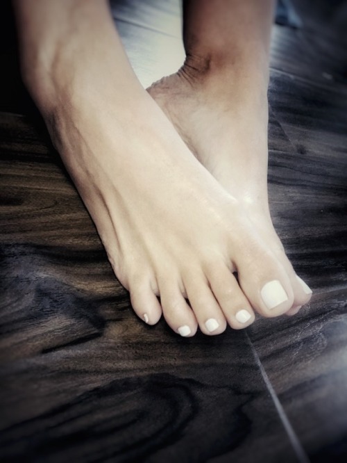 tinyfeetandtoes:  New Pedi! Hope you like… 👣💋 Follow me! @tinyfeetandtoes 