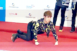 soliseob:  What leader Eunkwang does on the red carpet 