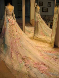 dejavu394:  thedaughterofflowers:  i cant get over this  now that is a princess fairy tale dress 