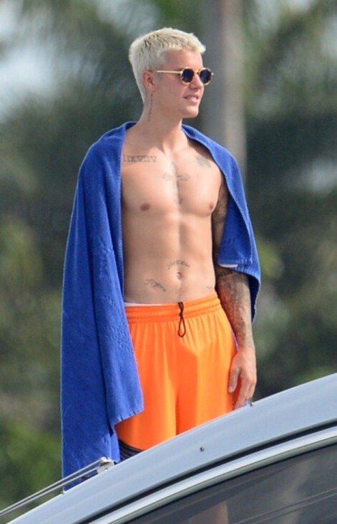 justinbiebersbulge: Reblog if you are proud to say you’d suck Justin’s dick any time he 