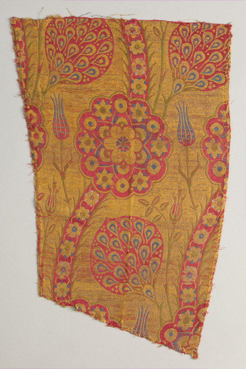 met-islamic-art: Silk Fragment with Wavy-vine Pattern on Green Ground, Islamic Art Purchase, Joseph 