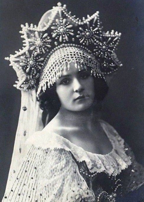 lasylphidedubolchoi:Alexandra Balashova and Anna Pavlova in Russian costumes