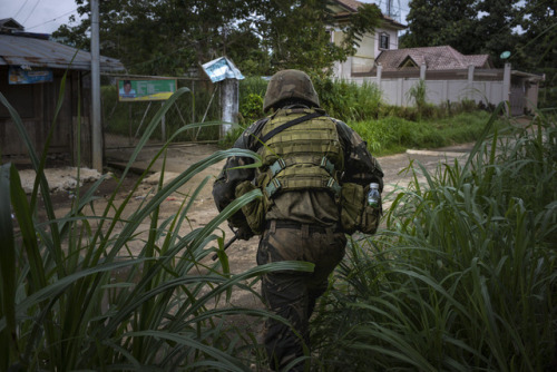 militaryarmament:Philippine Soldiers and Marines clearing the streets of Marawi city of ISIS-linked 