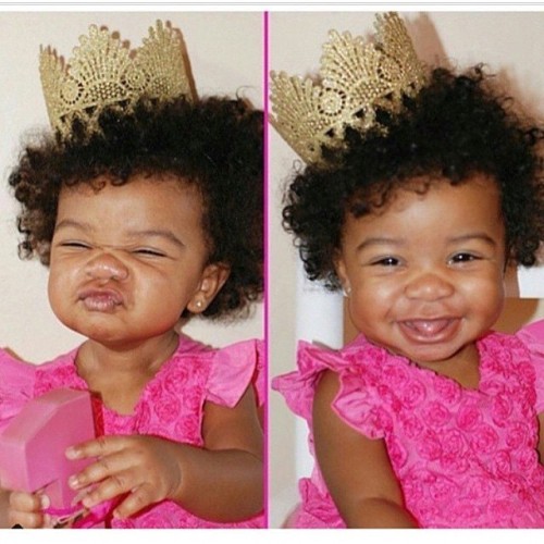 Queen in the making @miss_dallas_marie #2FroChicks #cutekids #sillyface #curlyhair #crown #babies #