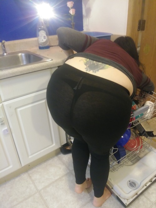 thickondisplay: I love walking into the kitchen and seeing this! I’ve got the sexiest wife in the la