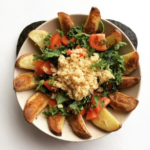 elisetheviking:Potato wedges, tomato, kale &amp; couscous makes a wonderful lunch