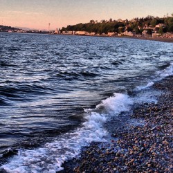 fixeduponit:  If you look closely you might spy the space needle. #seattle #alkibeach #sunset  (at Alki Beach Park)