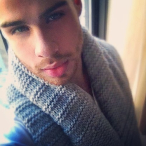dudewonder:  Is it too hot to wear a scarf? 🔥 