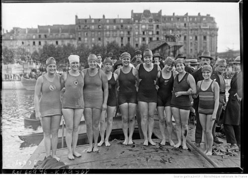 Swimmers at the Île des cygnes in Paris (September 5th,1920):Ethelda Bleibtrey (USA) and Suzanne Wur